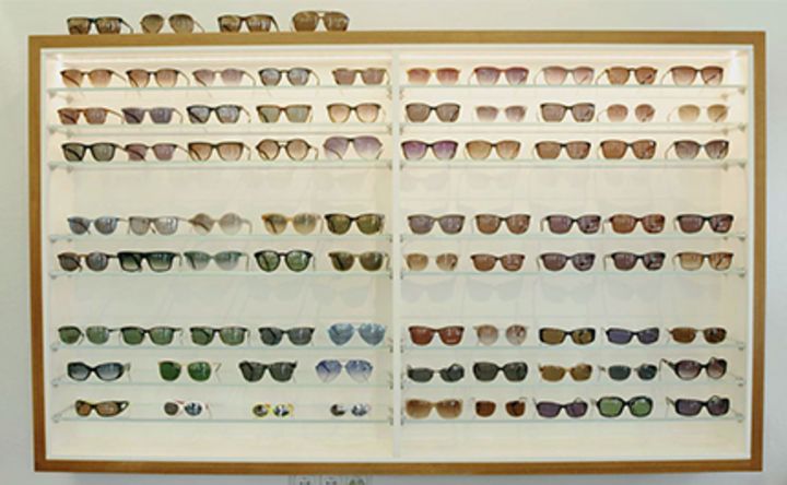 Brillen im Regal bei Optiker Uebelhör